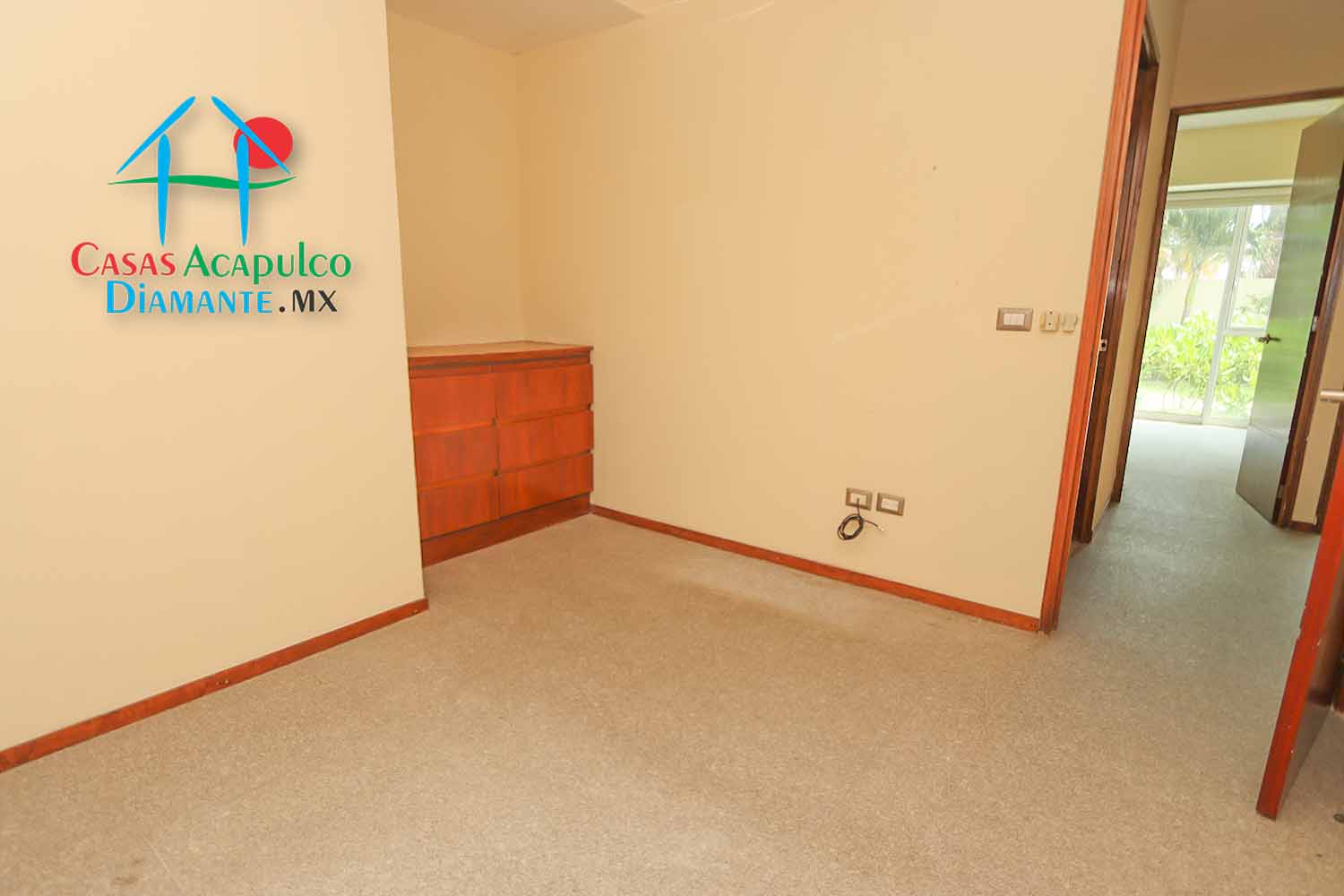 Ocean Front 106 - Recámara uno antes de Otis 3